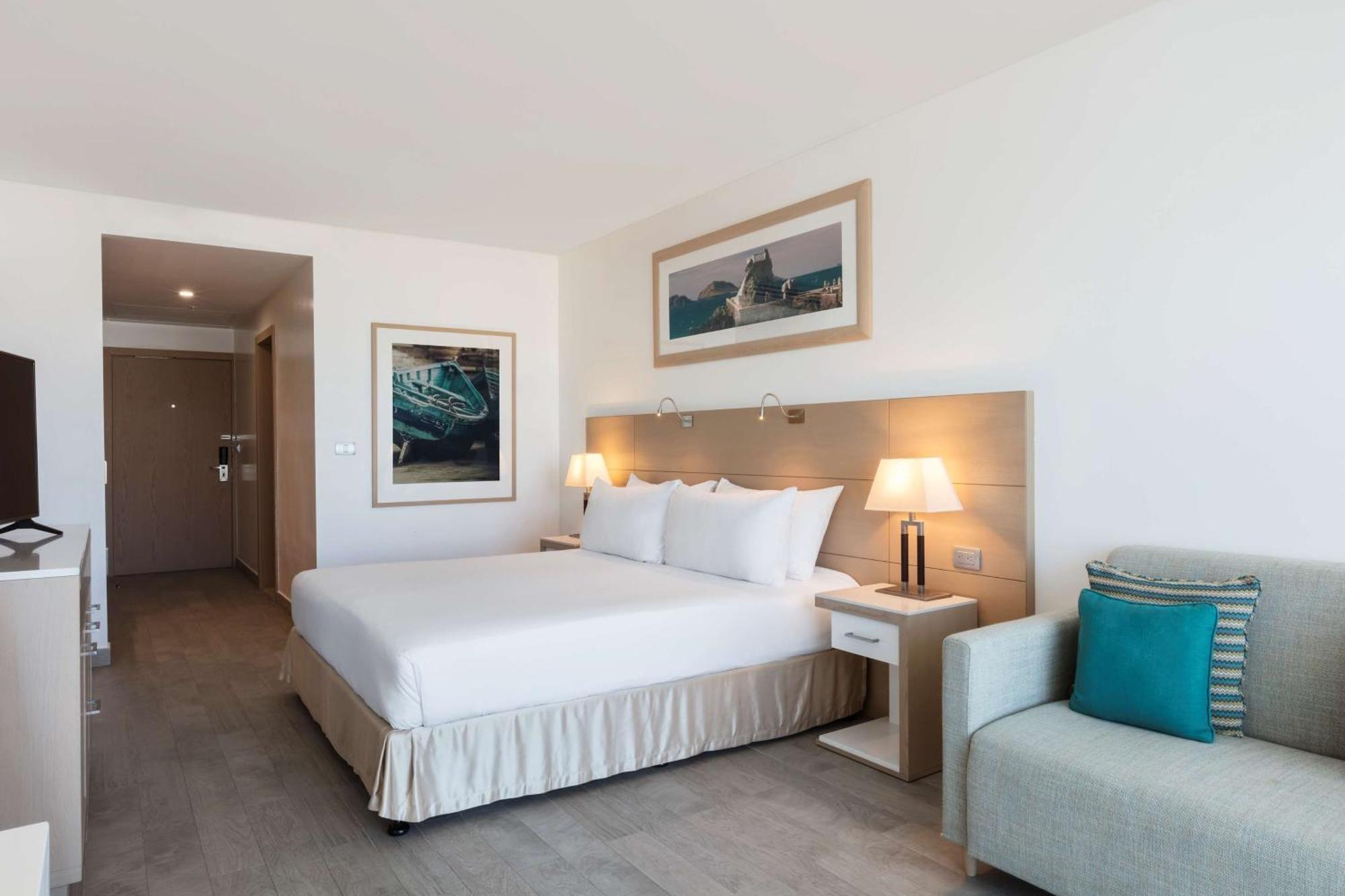 Junior Oceanfront Queen Suite Balcony