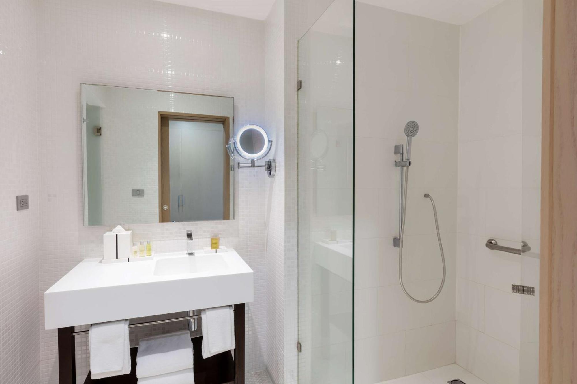 Queen Room Roll Shower Mobility Accessible,1552451845:JPEG