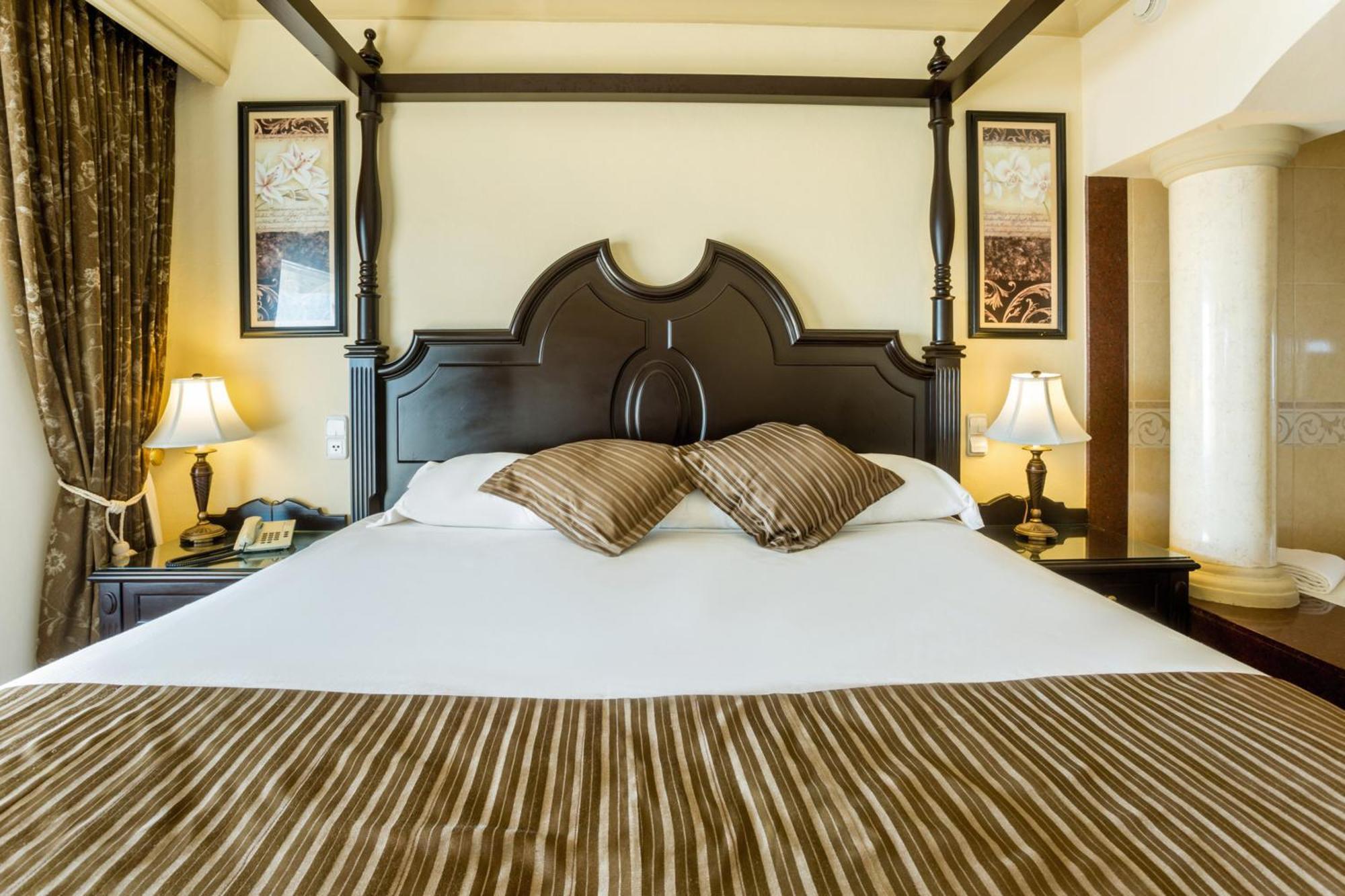 SUITE CON BAÑERA DE HIDROMASAJE Y VISTAS AL MAR